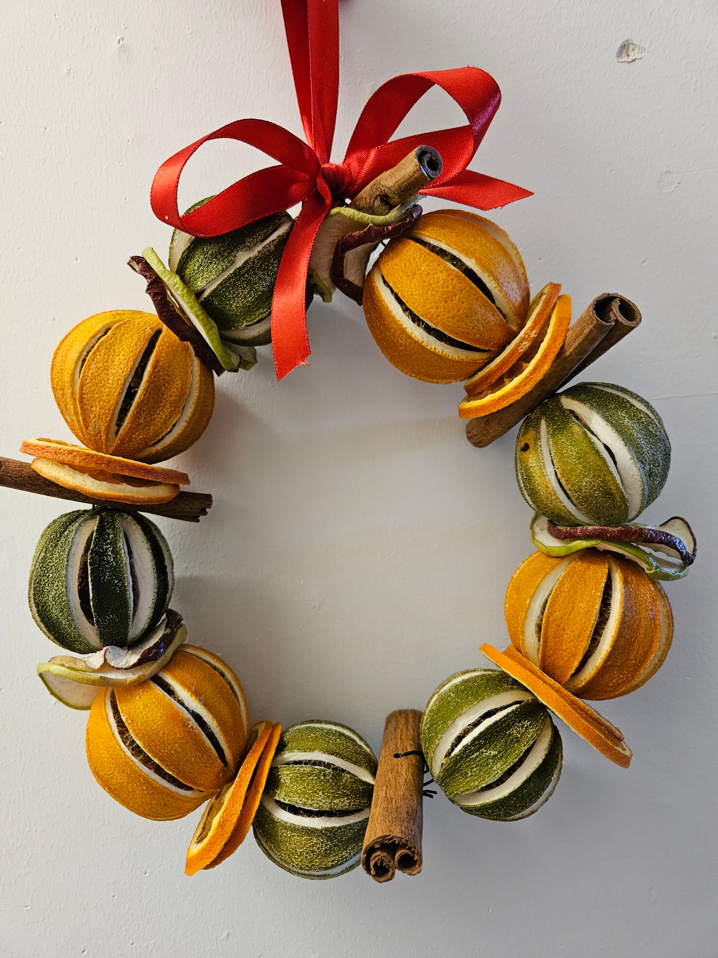 Dried fruit and cinnamon round wreaths