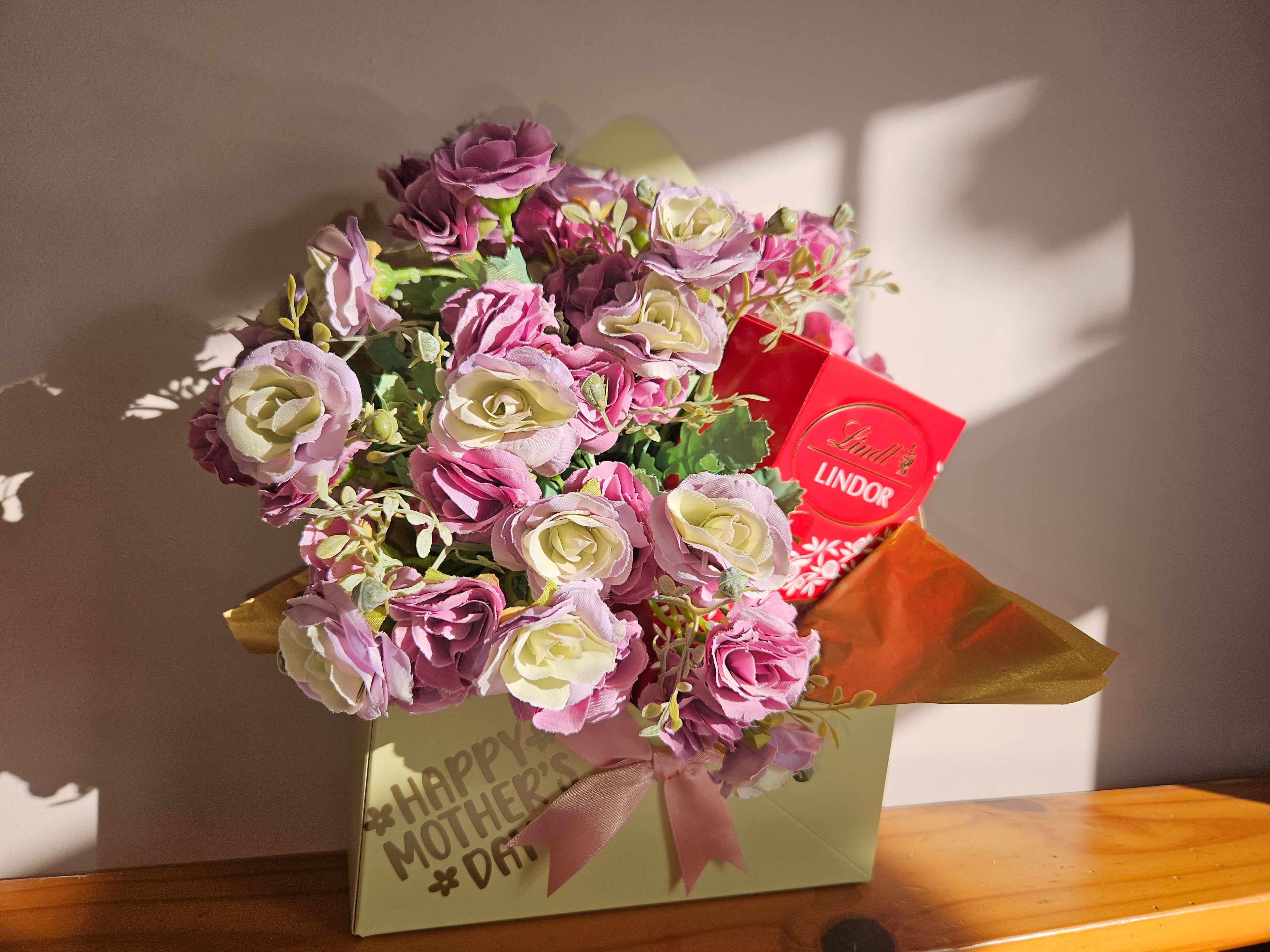 No.1 Floral envelope gift box with Lindt chocys