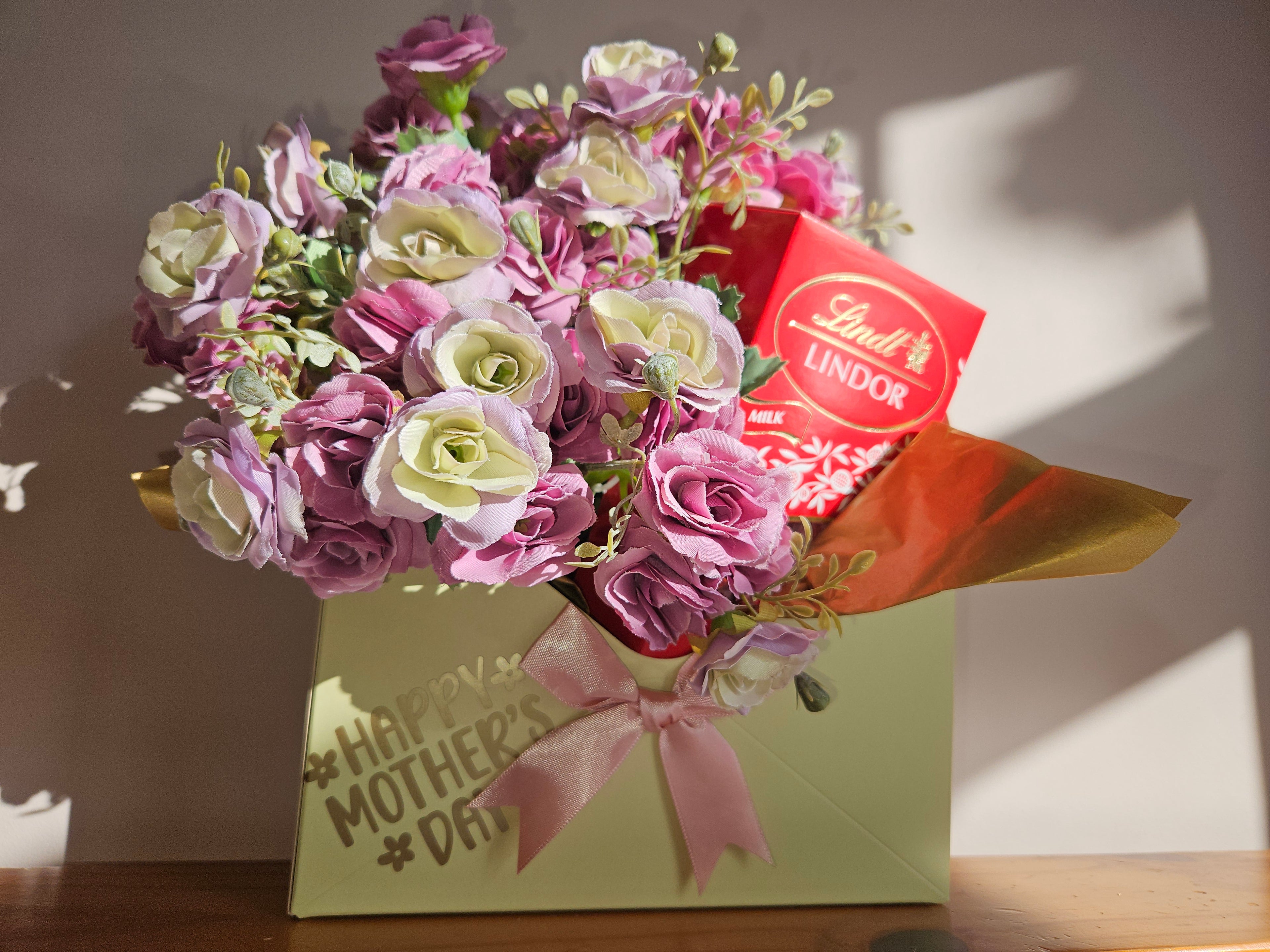 No.1 Floral envelope gift box with Lindt chocys