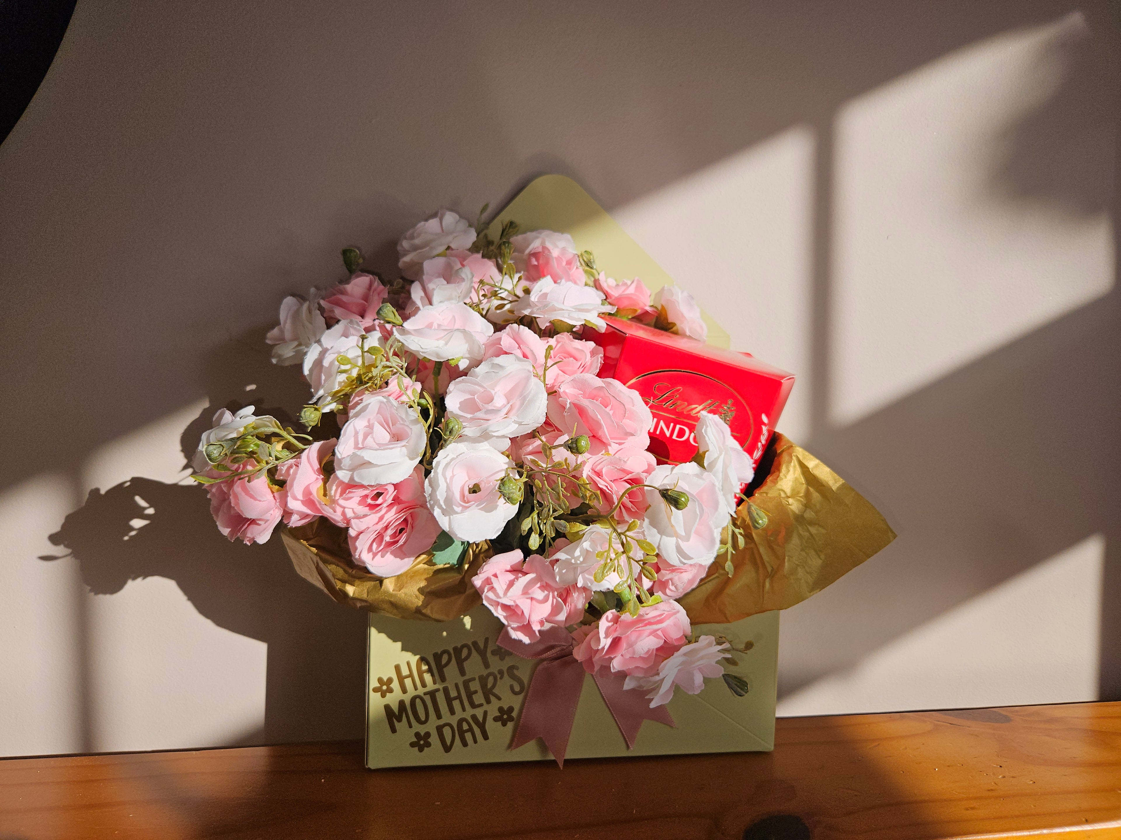 No.1 Floral envelope gift box with Lindt chocys